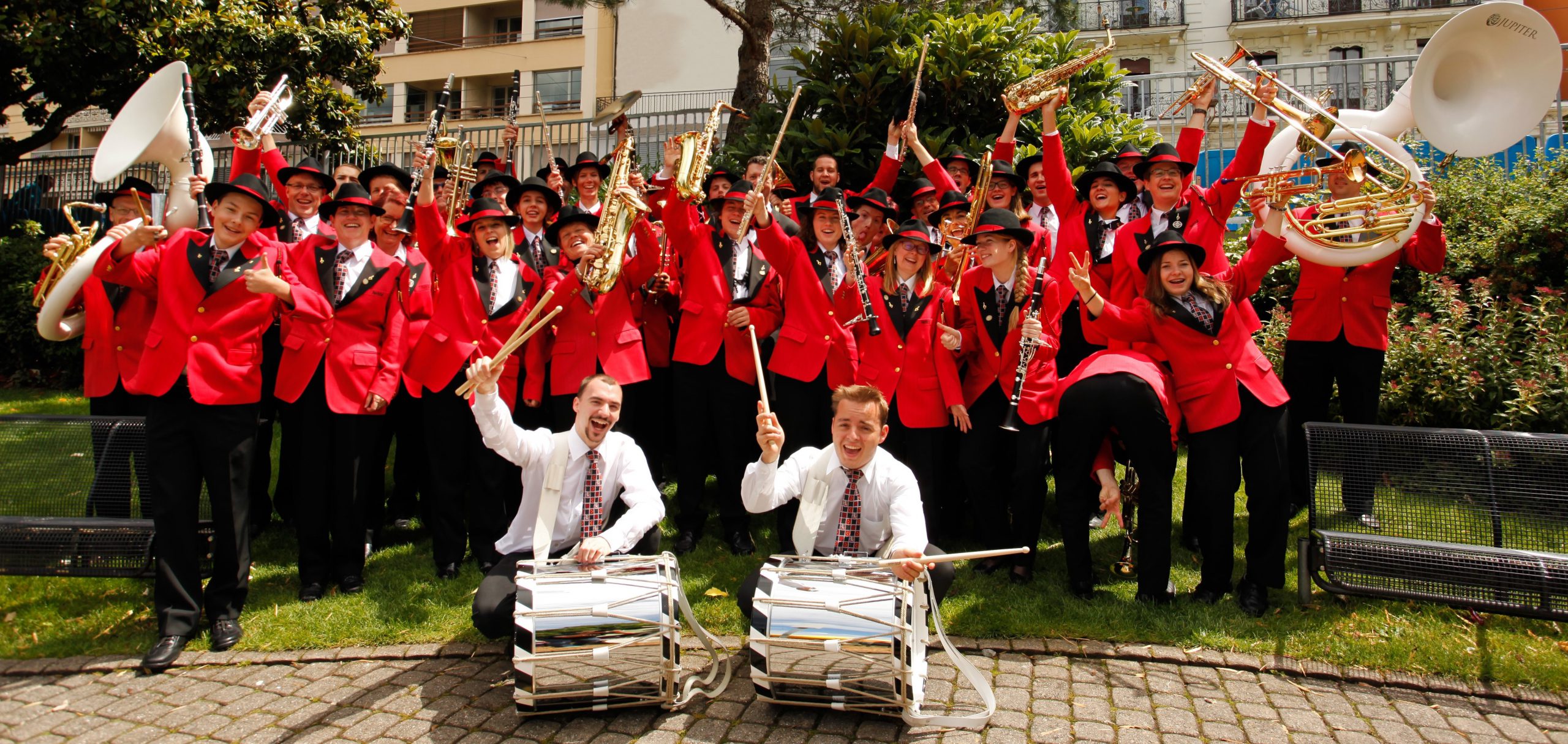 HMN Gruppenbild Hände oben_ bearbeitet und zugeschnitten